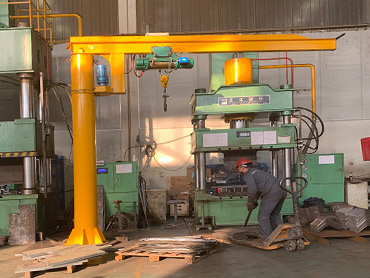 Electric moving cantilever crane